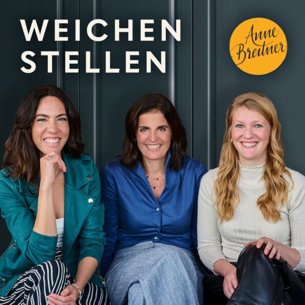 Podcast-Cover mit drei sitzenden Frauen, die Gastgeberinnen des Podcasts