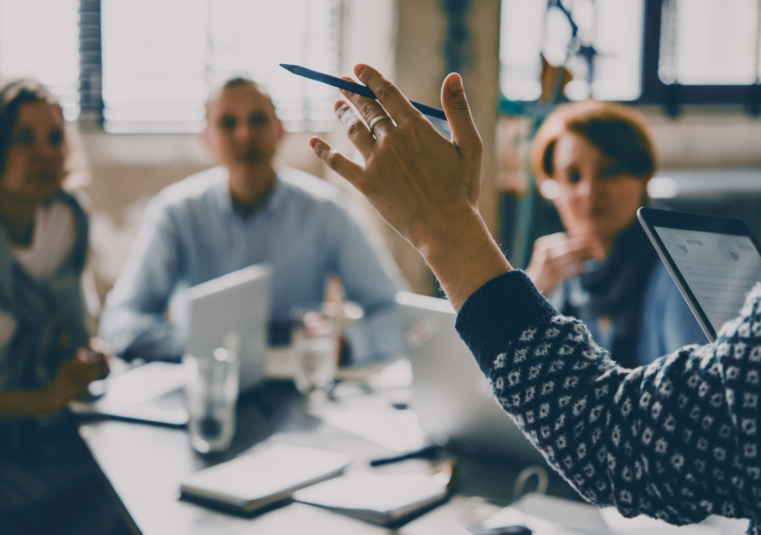 Büroraum, Besprechung, 3 Personen und 1 Sprecher, Strategieberatung