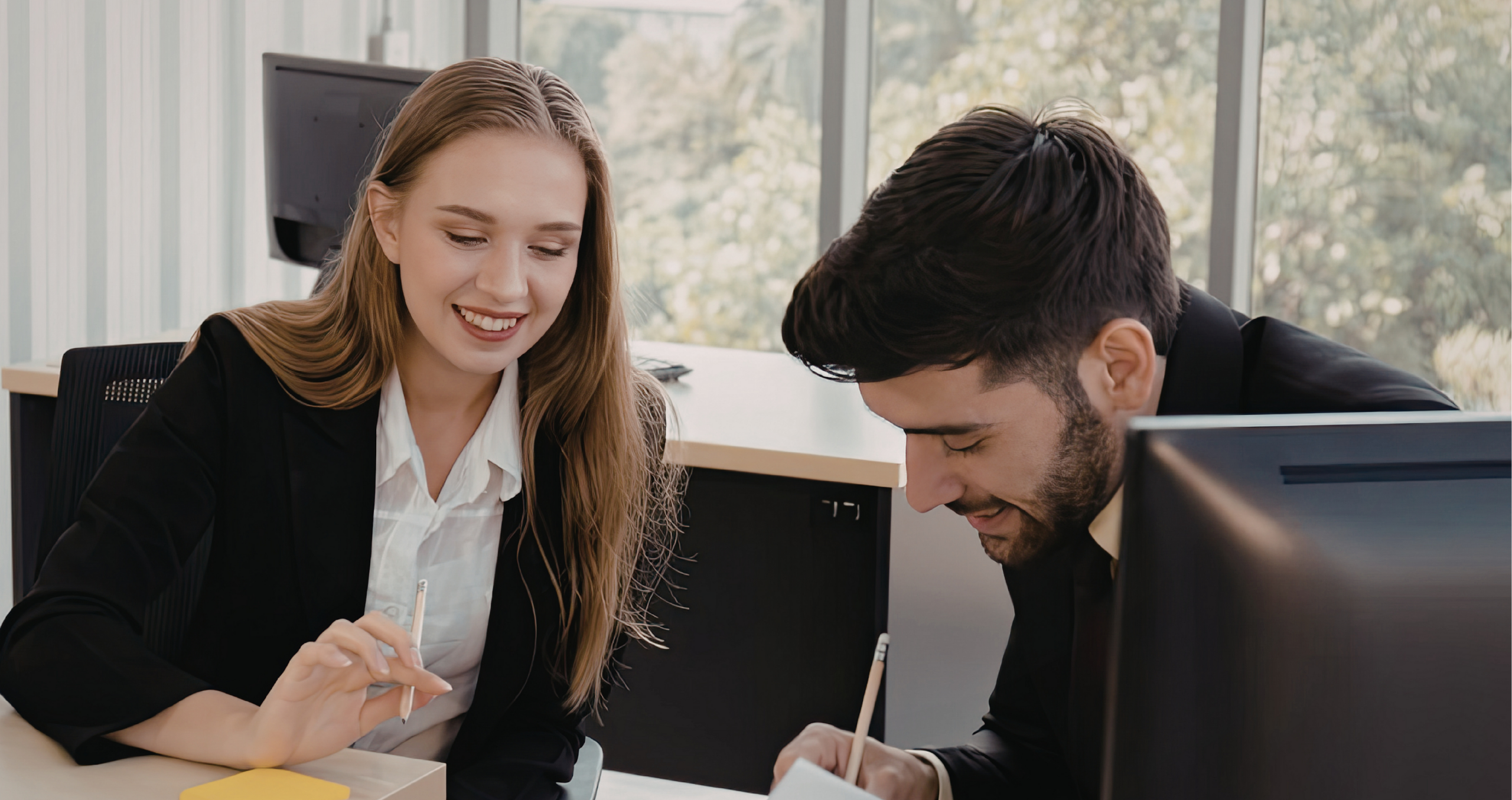 Mitarbeitende im Austausch zur Umsetzung neuer Arbeitsweisen im SAP Change Enablement